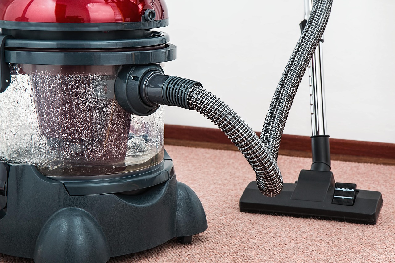 Robotstofzuiger optimaliseert schoonmaaktijd in woonkamer.