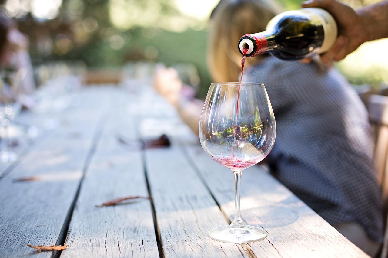Duurzame overkapping creëert schaduw op zonnig terras Duurzame overkapping creëert schaduw op zonnig terras